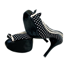 Load image into Gallery viewer, Early 2000s Polkadot Pumps