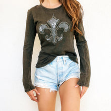 Load image into Gallery viewer, Grungy Fleur-De-Lis Tee
