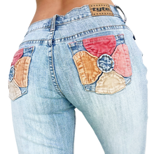 Load image into Gallery viewer, Early 2000s Flower Pocket Jeans
