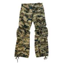 Load image into Gallery viewer, Early 2000s Camo Cargo Pants