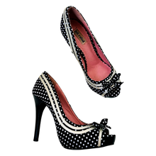 Load image into Gallery viewer, Early 2000s Polkadot Pumps
