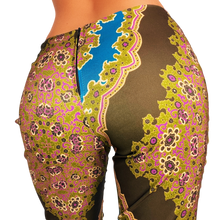 Load image into Gallery viewer, Vintage Mandala Print Capris
