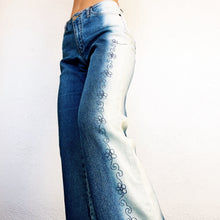Load image into Gallery viewer, Early 2000s Embroidered Floral Jeans
